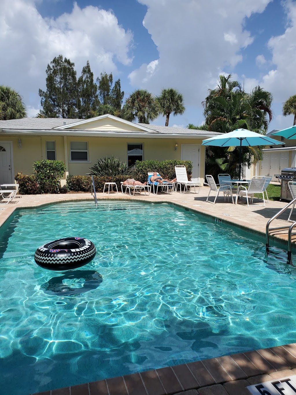 Sea Spray Resort | 574 Canal Rd, Siesta Key, FL 34242, USA | Phone: (941) 822-0520