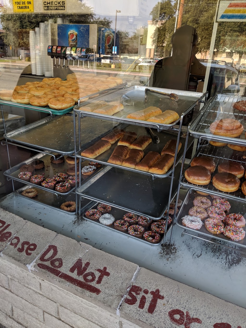 Scottys Donuts | 125 W Walnut Ave, Visalia, CA 93277, USA | Phone: (559) 625-5163