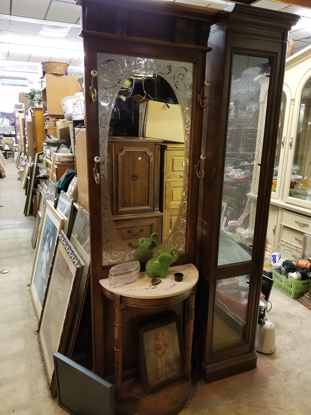 Englishtown Antiques & Used Furniture | 2094 Englishtown Rd, Jamesburg, NJ 08831, USA | Phone: (732) 446-3330