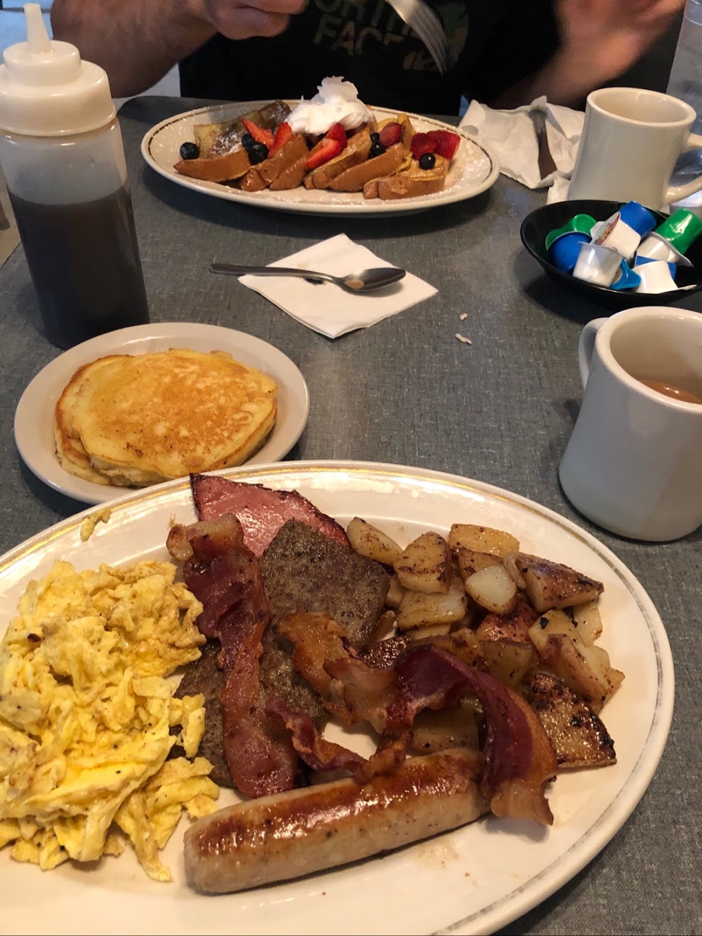 Helens Cafe | 29890 Three Notch Rd Bldg A, Charlotte Hall, MD 20622, USA | Phone: (301) 884-3663