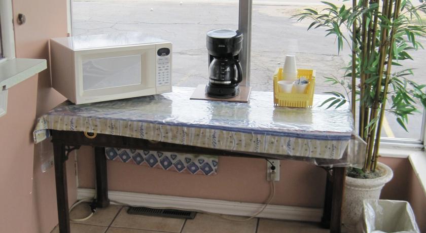 Royal Relax Inn Fairmont City | 5280 Collinsville Rd, East St Louis, IL 62201, USA | Phone: (618) 875-2800