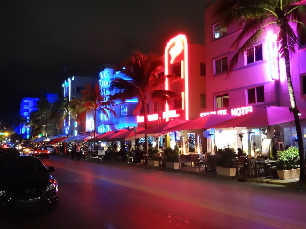 Deco Walk | 928 Ocean Dr, Miami Beach, FL 33139, USA | Phone: (305) 397-8423