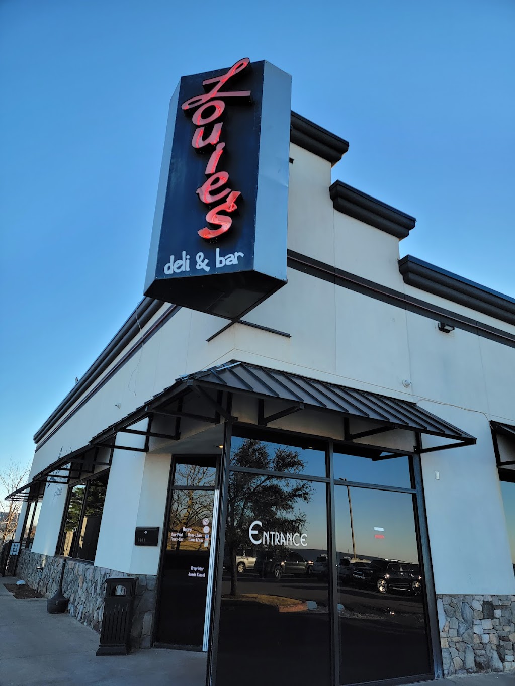 Louies Grill & Bar | 9401 Lake Hefner Pkwy, Oklahoma City, OK 73120, USA | Phone: (405) 751-2298