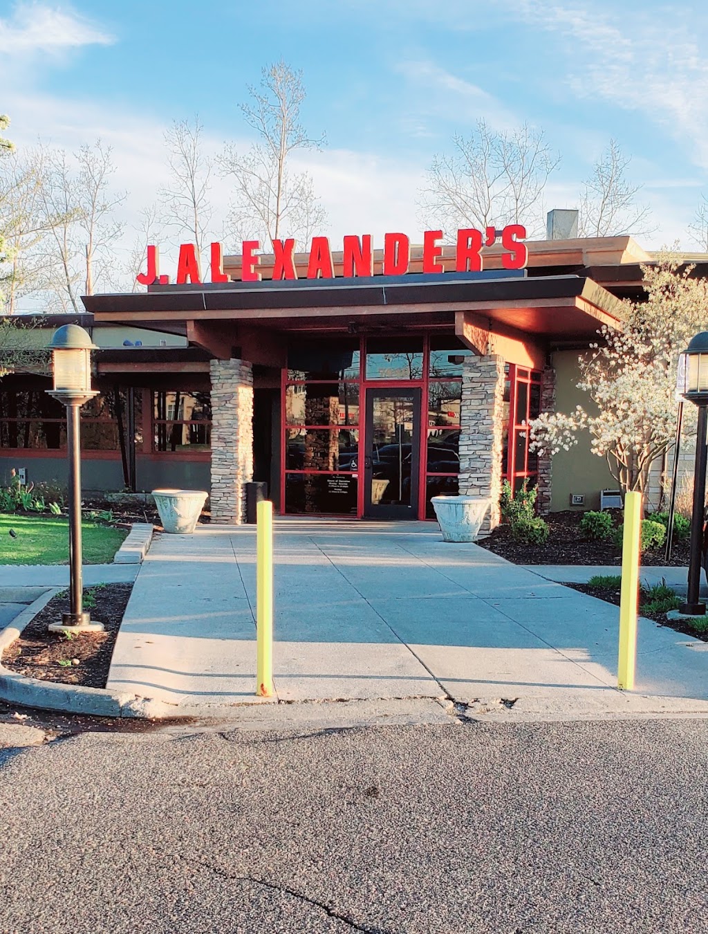 J. Alexanders Restaurant | 7440 Orchard Lake Rd, West Bloomfield Township, MI 48322, USA | Phone: (248) 538-8349