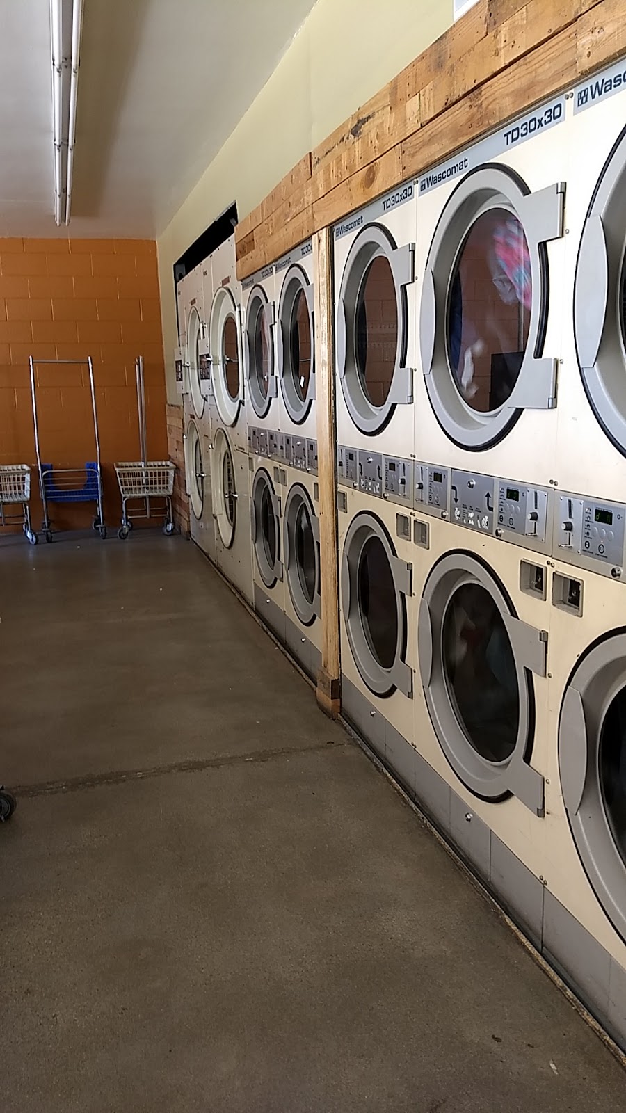 Pearl Car Wash & Laundry/Fallbrook, Inc. | 322 E Mission Rd, Fallbrook, CA 92028, USA | Phone: (760) 728-0706