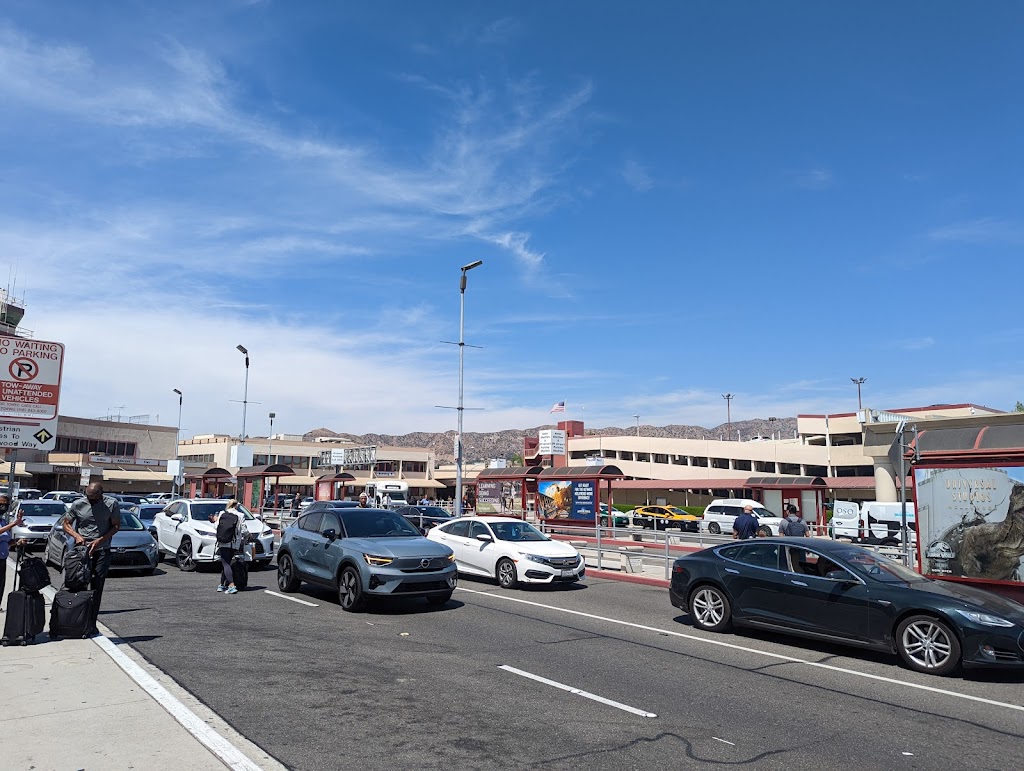 Short Term Parking | Hollywood Burbank Airport (BUR), Terminal, 2627 N Hollywood Way, Burbank, CA 91505, USA | Phone: (818) 840-8840