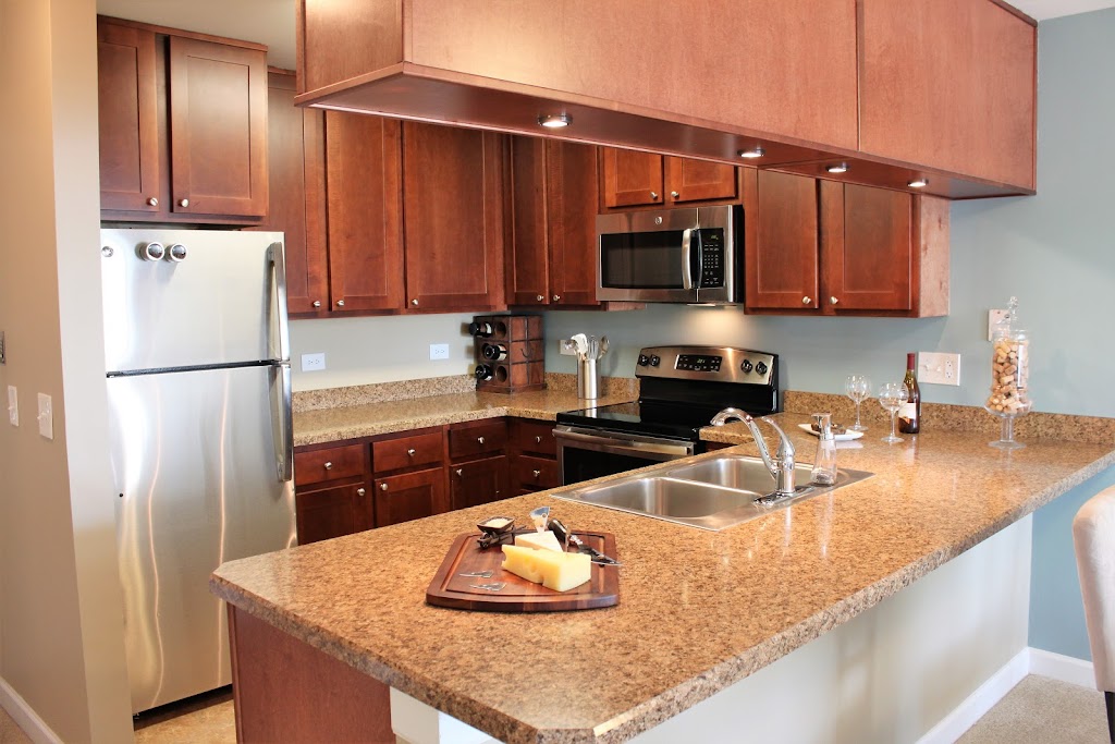 Bristol Club Apartments | 5700 Walnut Ave, Downers Grove, IL 60516, USA | Phone: (630) 969-1010