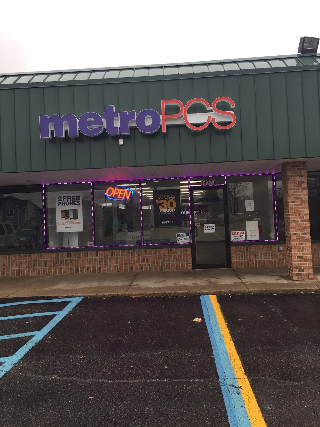 Metro by T-Mobile | 14973 E 9 Mile Rd, Eastpointe, MI 48021, USA | Phone: (586) 552-5760