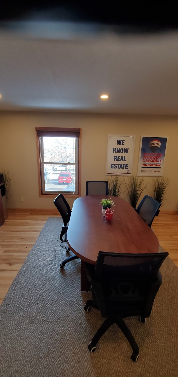 RE/MAX Elite | 4037 W Broadway Ave, Robbinsdale, MN 55422, USA | Phone: (763) 208-4212