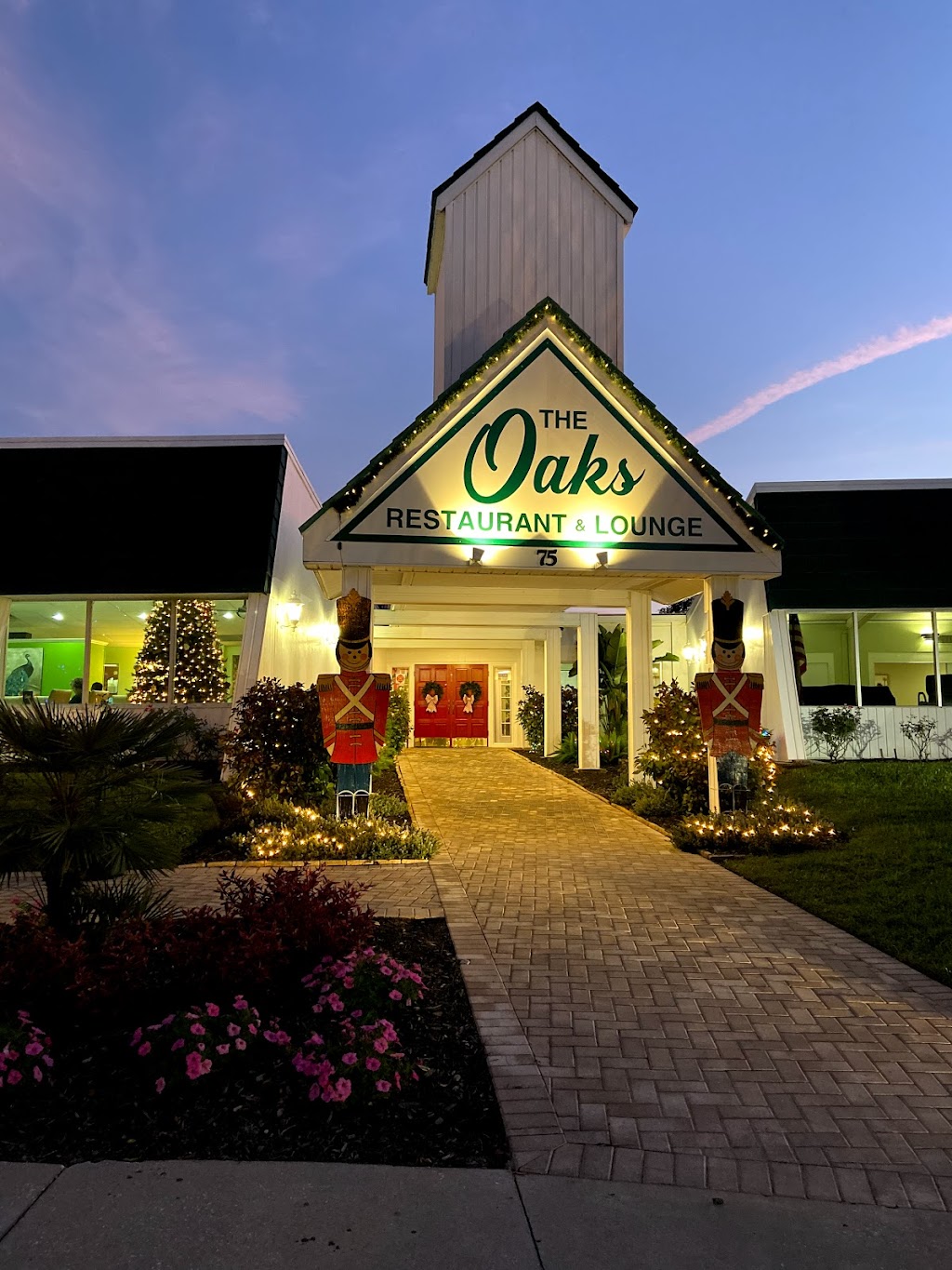 Paulies Oaks on 44 Restaurant & Lounge | 75 Continental Blvd, Wildwood, FL 34785, USA | Phone: (352) 748-0050