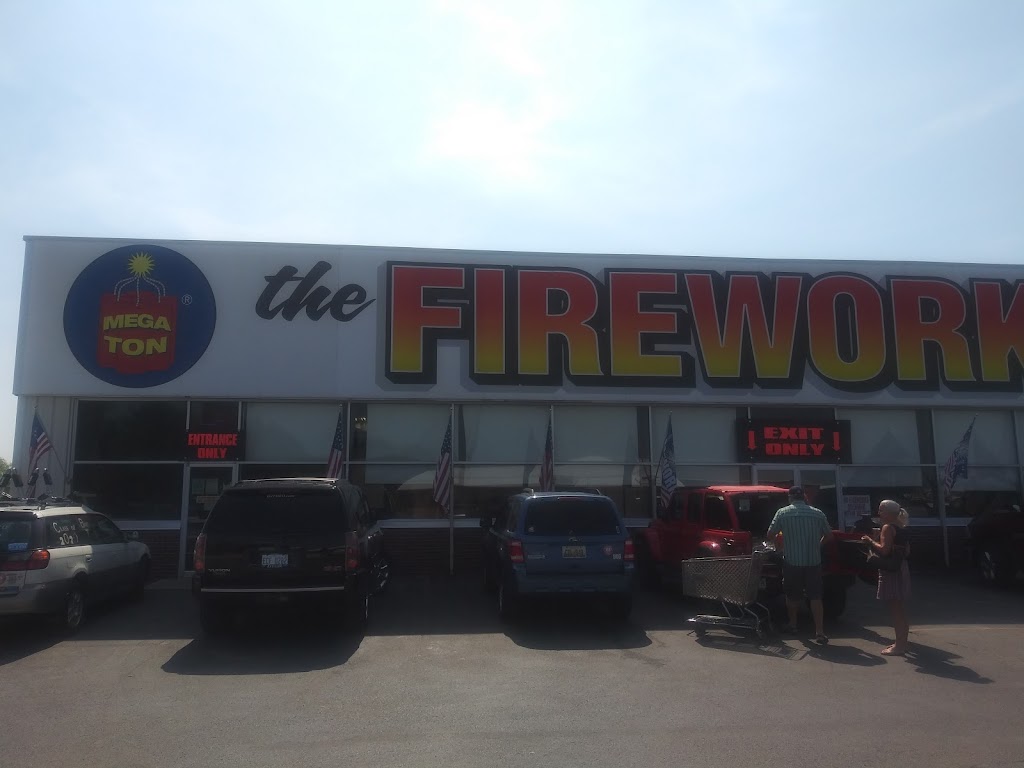 Stateline Fireworks | 50530 IN-13, Middlebury, IN 46540, USA | Phone: (574) 825-3937