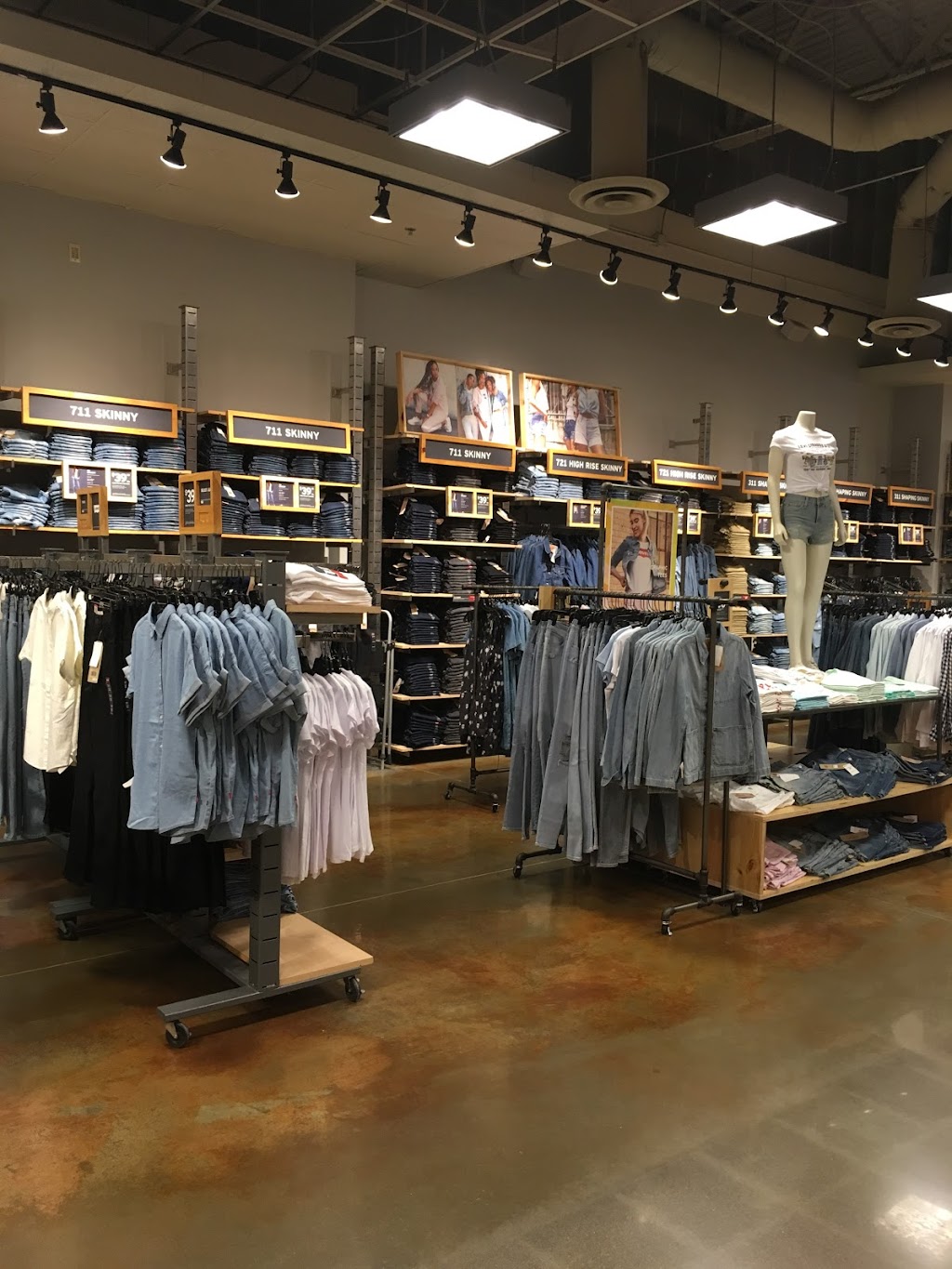 Levis Outlet Store | 5000 S Arizona Mills Cir SUITE- 196, Tempe, AZ 85282, USA | Phone: (480) 777-1192