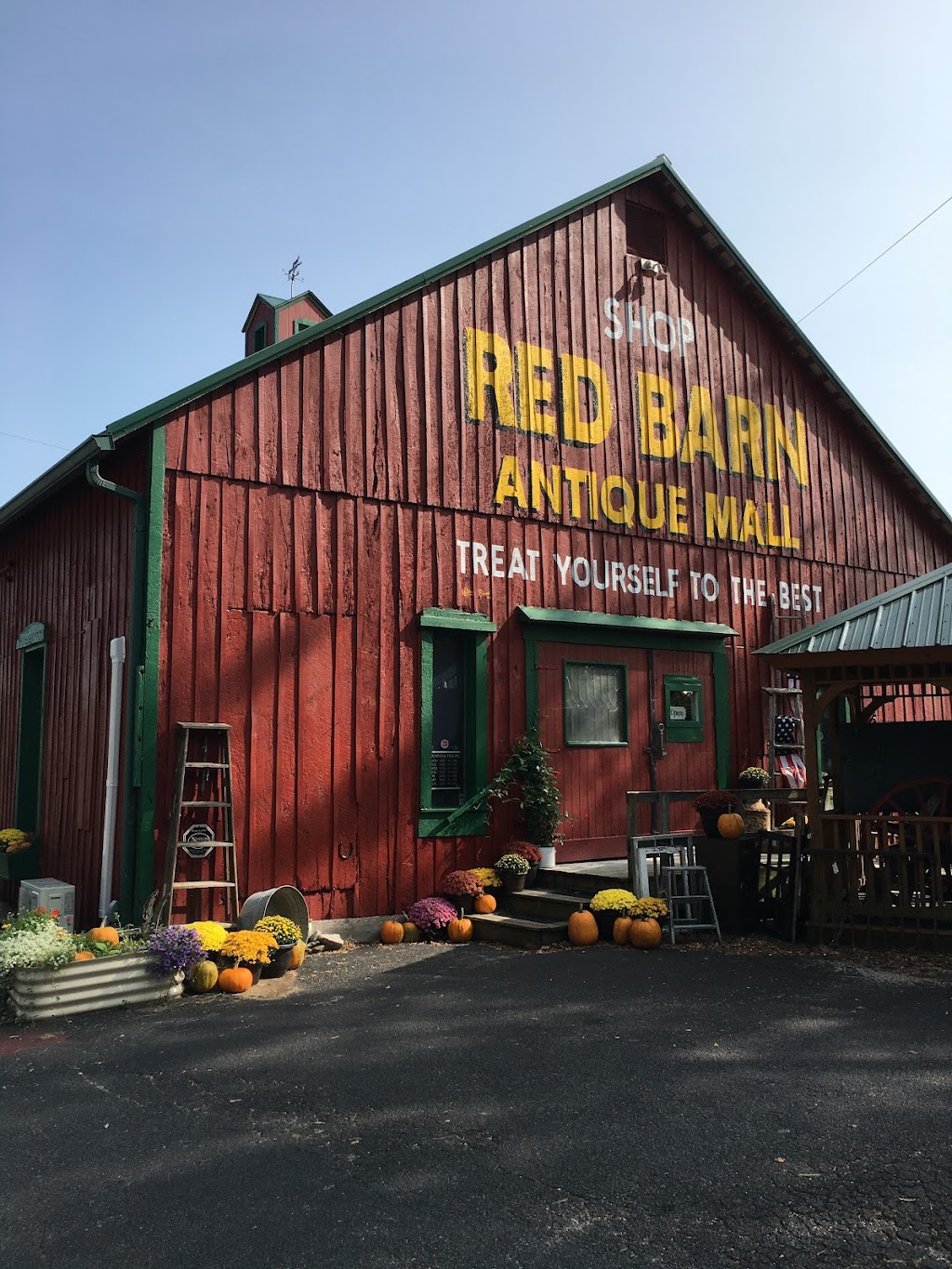 Red Barn Antique Mall | 215 IN-62, Corydon, IN 47112, USA | Phone: (812) 738-6000