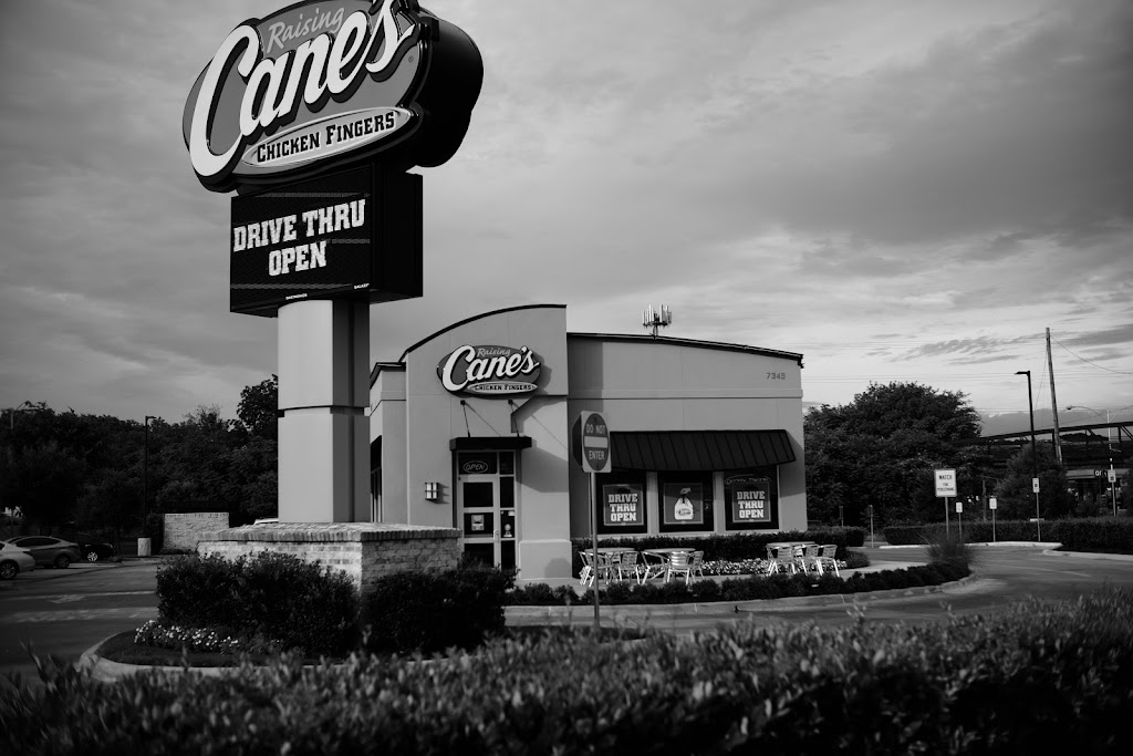 Raising Canes Chicken Fingers | 7345 Gaston Ave, Dallas, TX 75214, USA | Phone: (214) 321-3220