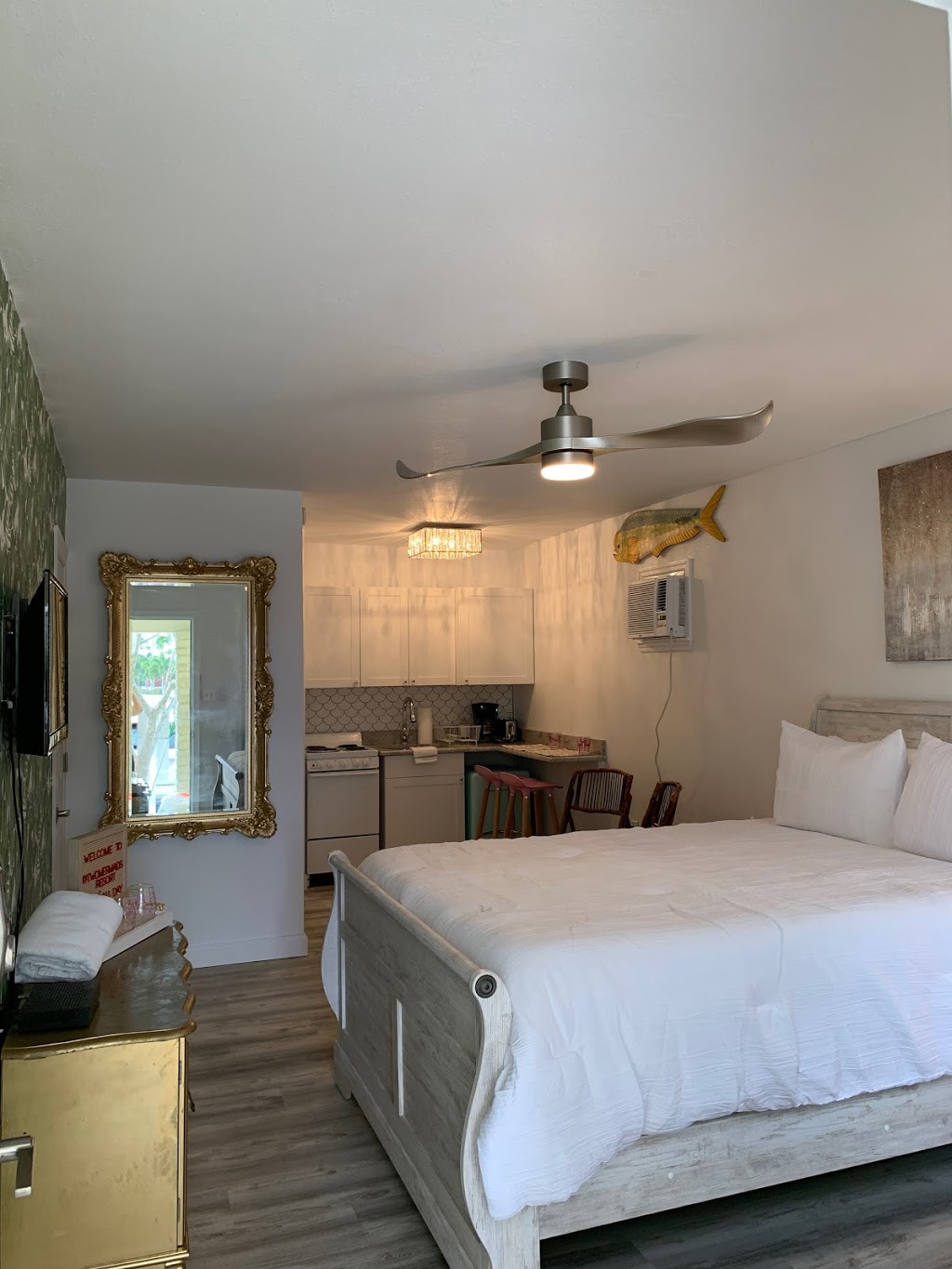 Two Mermaids Resort | 10200 Gulf Blvd, Treasure Island, FL 33706, USA | Phone: (727) 360-1459