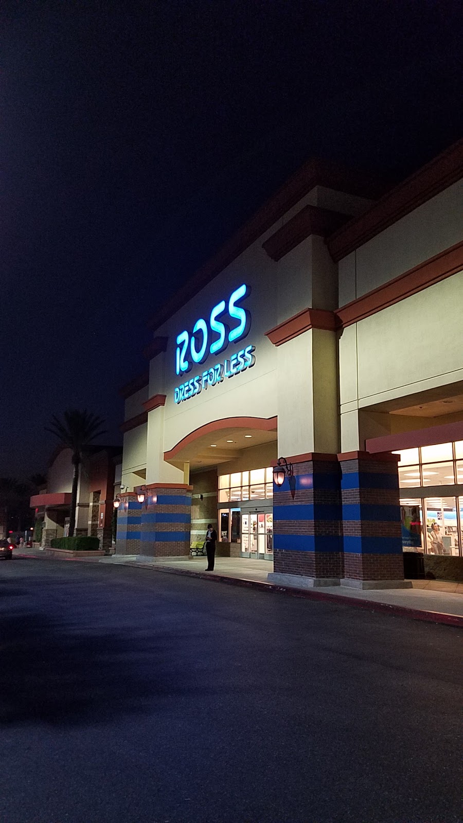 Ross Dress for Less | 15254 Summit Ave, Fontana, CA 92336 | Phone: (909) 899-8154