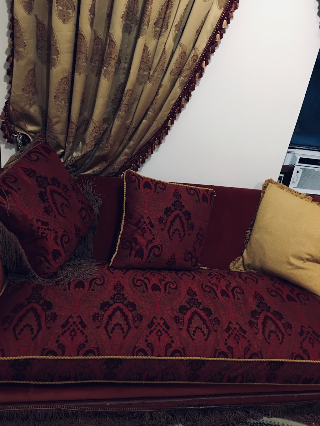 Sofia consignment and antique | 202 W 84th St, New York, NY 10024, USA | Phone: (917) 349-9409