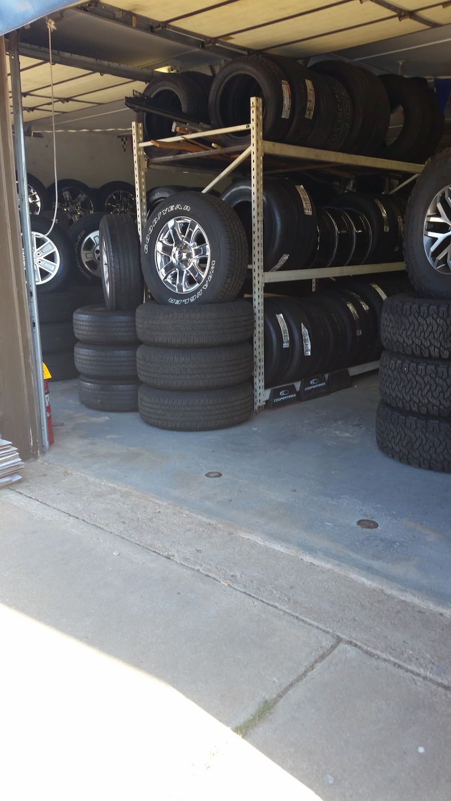 A1 Truck Warehouse of Kansas/ Kansas Tire Guys | 120 E Main St, Mt Hope, KS 67108 | Phone: (316) 371-1007