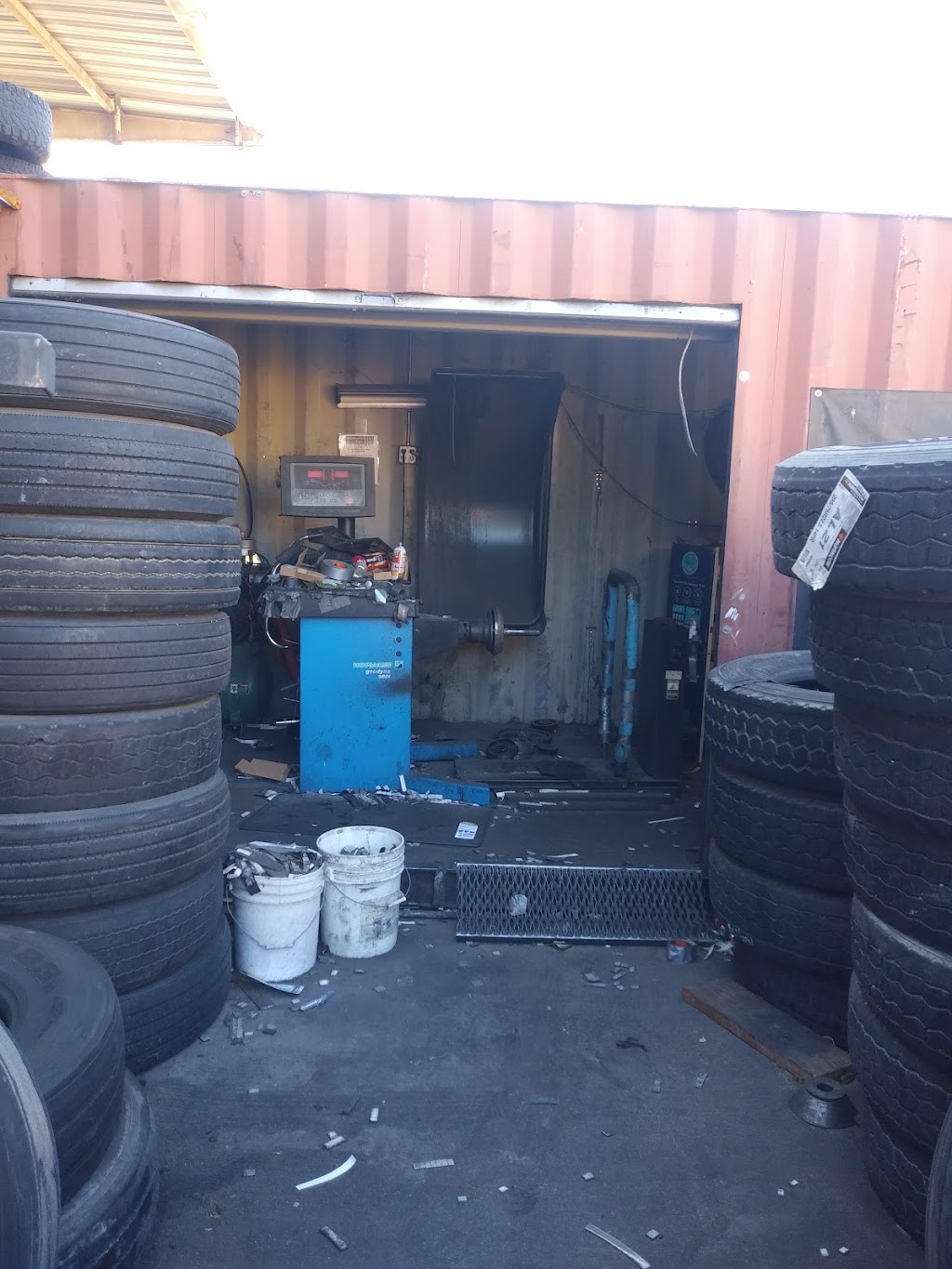 Commercial Tire Wholesale LLC | 631 W Valley Blvd, Bloomington, CA 92316, USA | Phone: (909) 875-9403