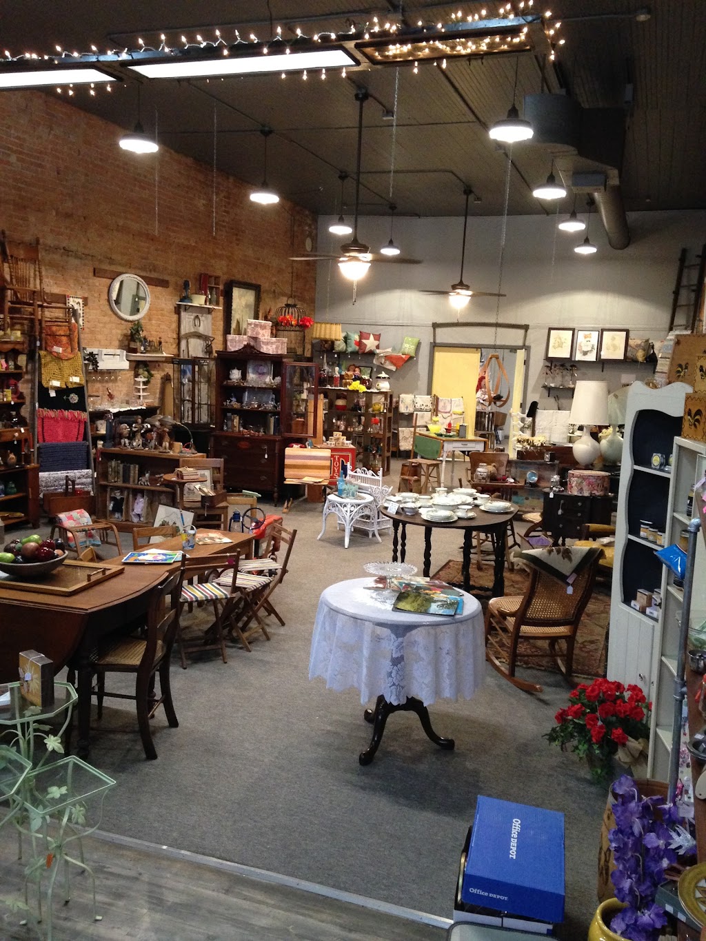 River Raisin Antiques & Mercantile | 138 E Main St, Manchester, MI 48158, USA | Phone: (734) 649-2993