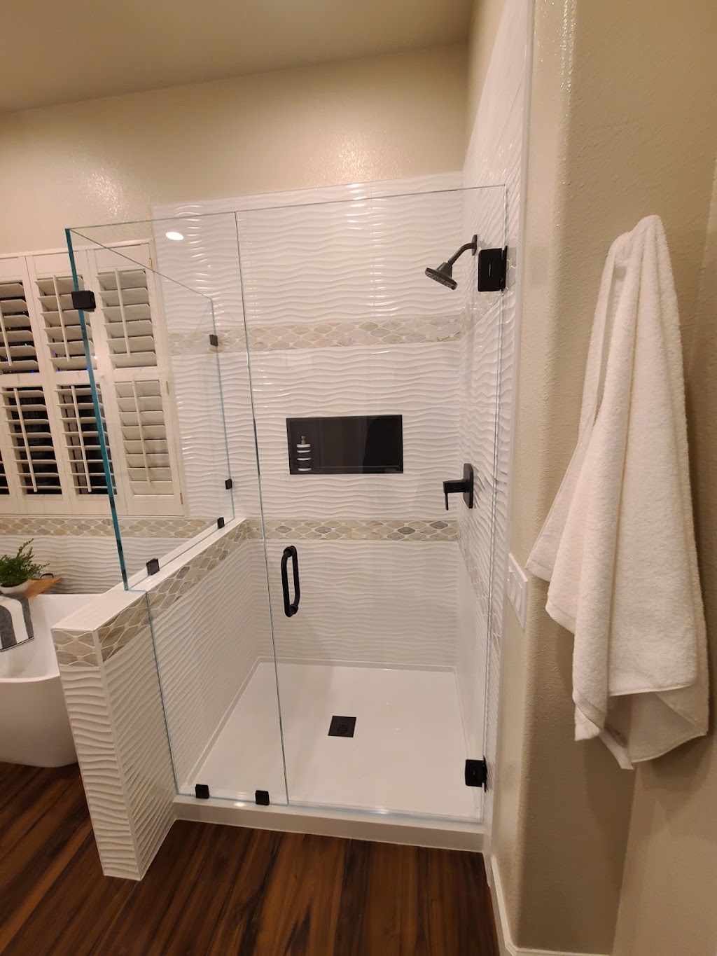 See Through Shower and Glass LLC | 221 Suite A US-77, Waxahachie, TX 75165, USA | Phone: (972) 903-7544