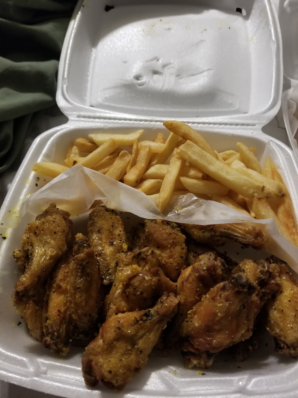 J R Wings & Things | 5731 Trammell Rd, Lake City, GA 30260, USA | Phone: (404) 675-4200