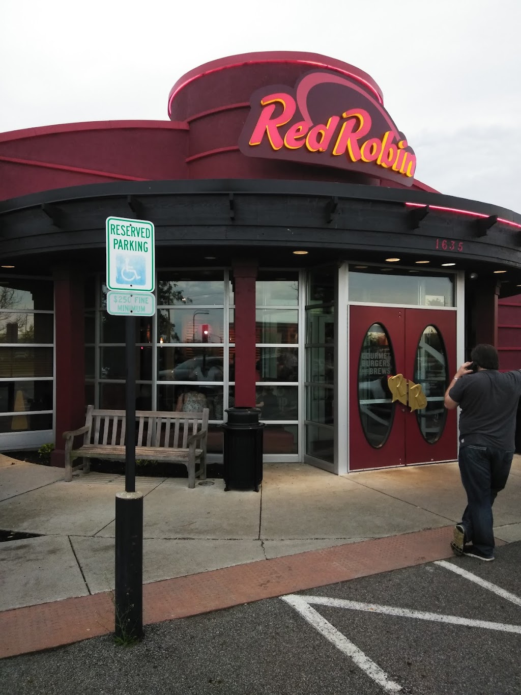 Red Robin Gourmet Burgers and Brews | 1635 Stringtown Rd, Grove City, OH 43123, USA | Phone: (614) 277-9612