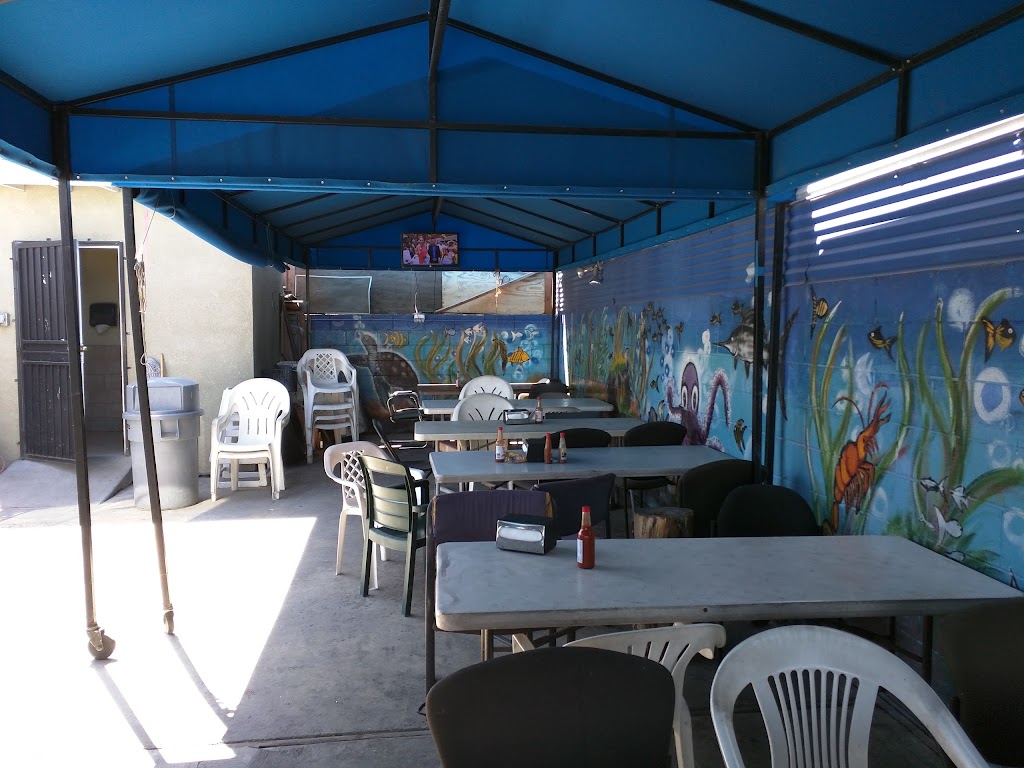 El Peri Mariscos | 7701 S Central Ave, Los Angeles, CA 90001, USA | Phone: (323) 252-0155