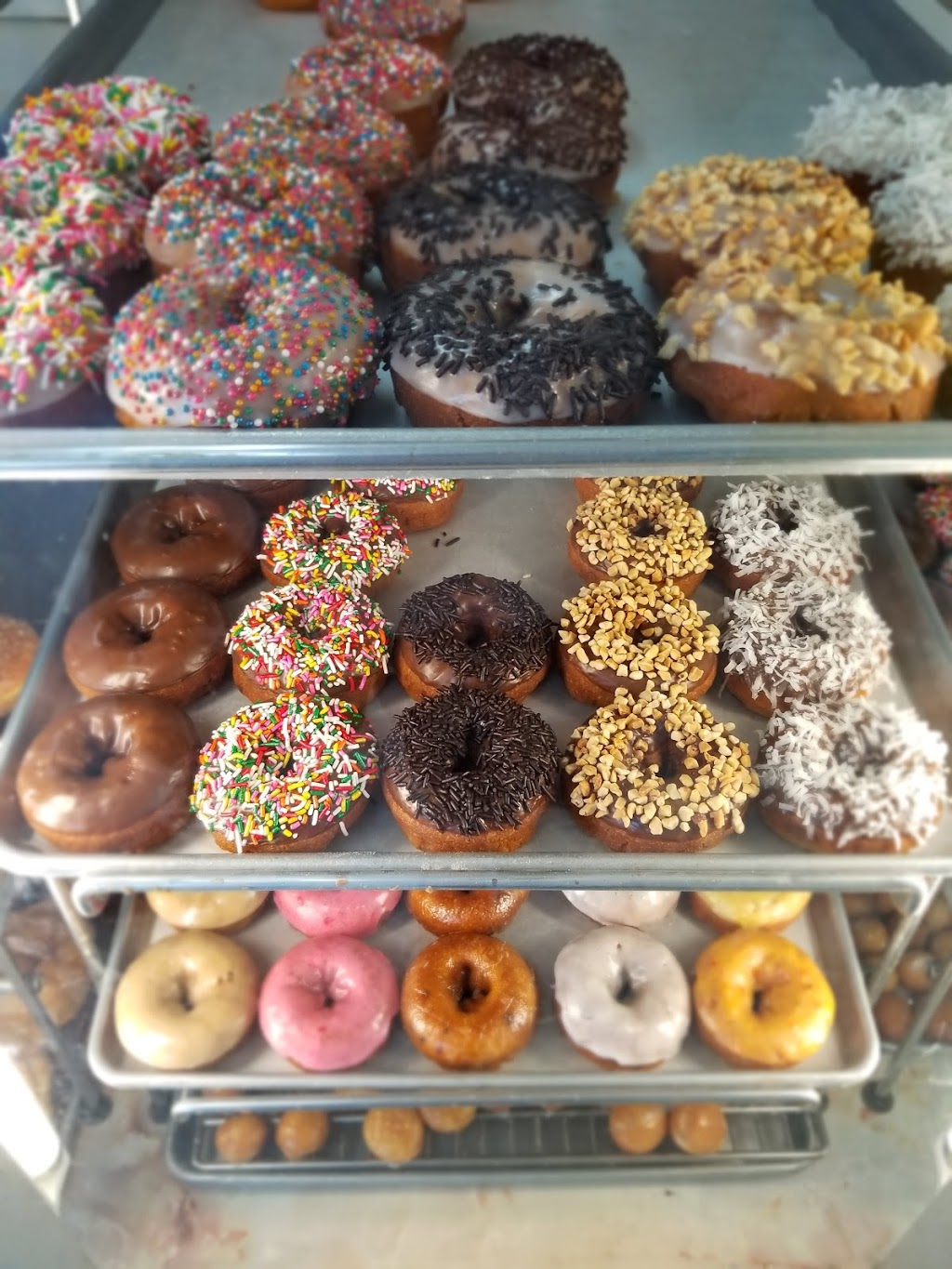 Royals Donuts | 1510 E Yosemite Ave, Madera, CA 93638, USA | Phone: (559) 674-4640