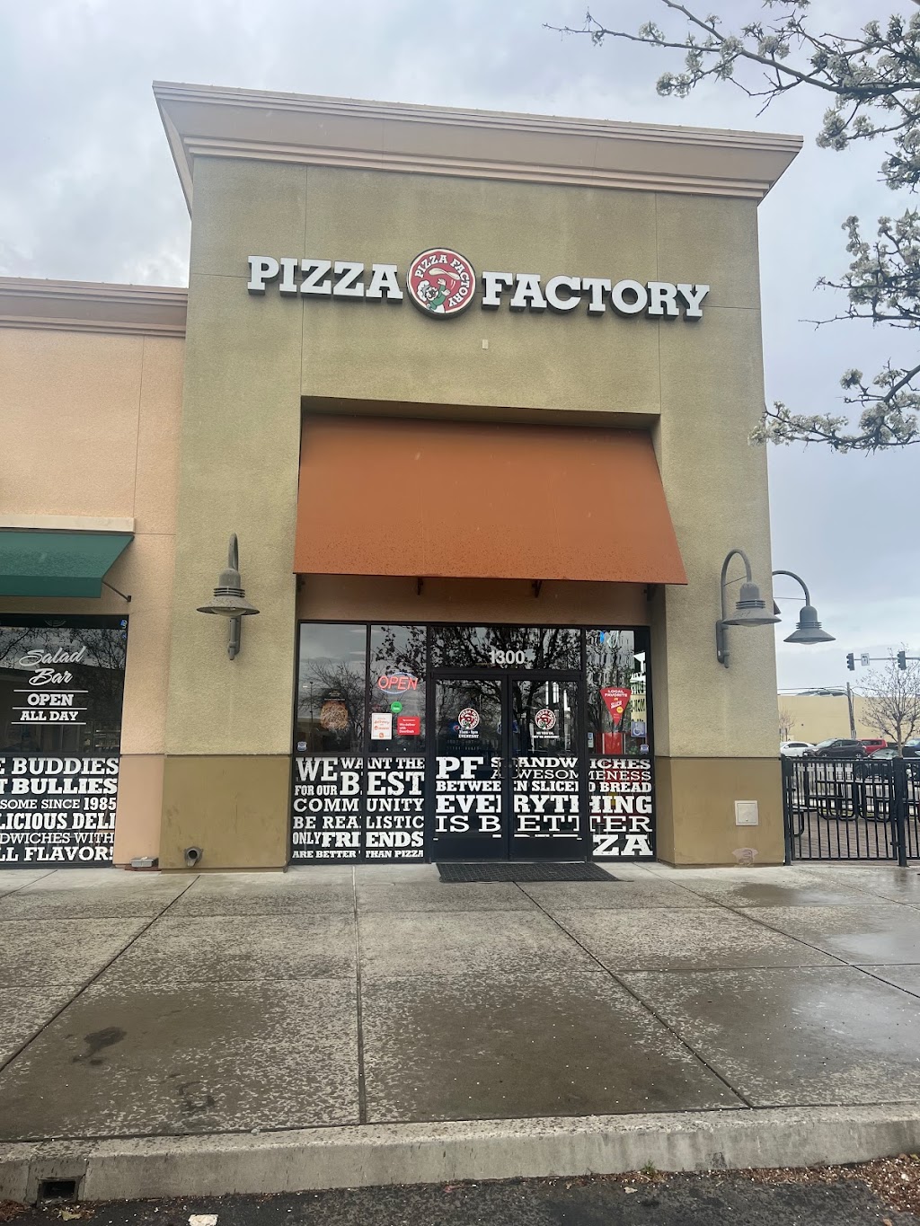 Pizza Factory | 1300 Commerce Ave, Atwater, CA 95301, USA | Phone: (209) 357-5700