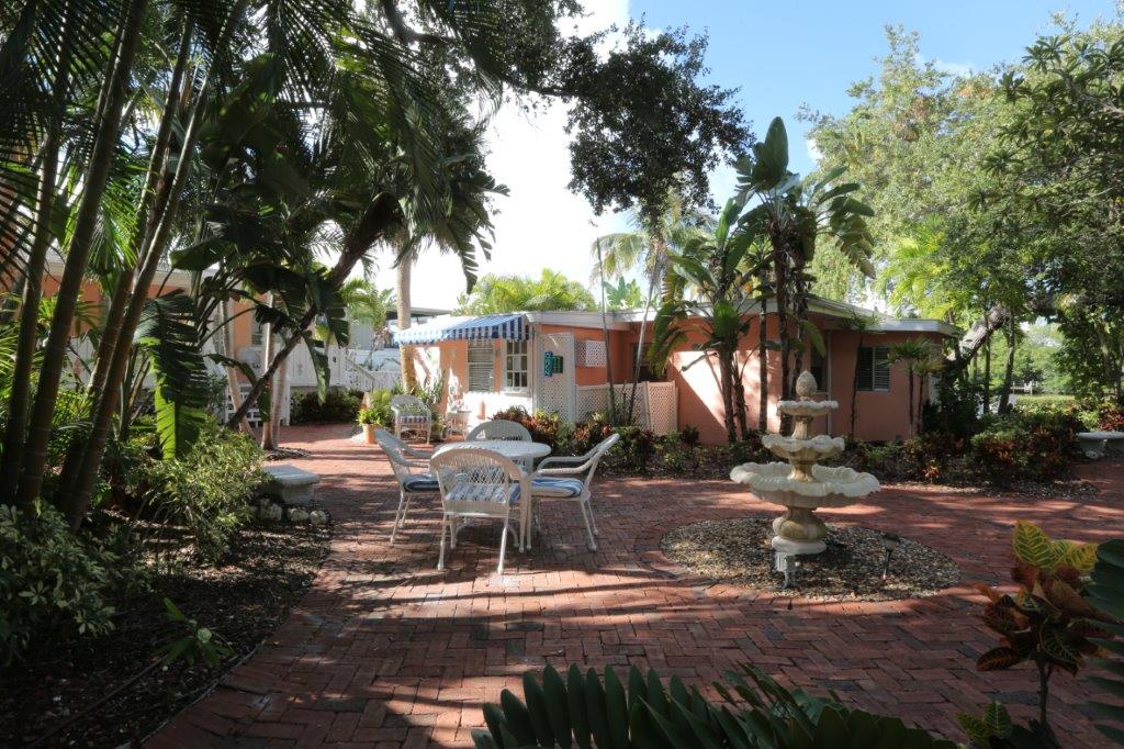 Siesta Key Bungalows | 8212 Midnight Pass Rd, Sarasota, FL 34242, USA | Phone: (941) 349-9025