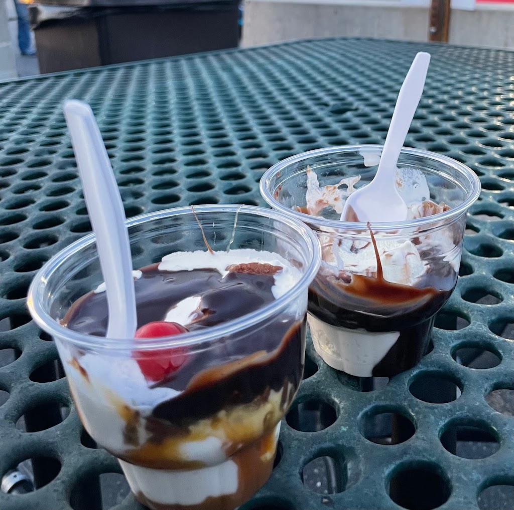 Gilles Frozen Custard | 7515 W Bluemound Rd, Milwaukee, WI 53213, USA | Phone: (414) 453-4875