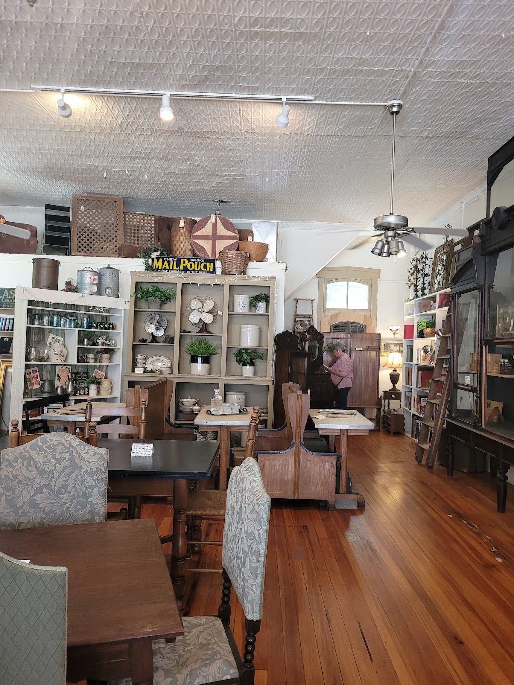 Stone Ledge Antiques | 5500 Locust St, Augusta, MO 63332, USA | Phone: (636) 482-4020