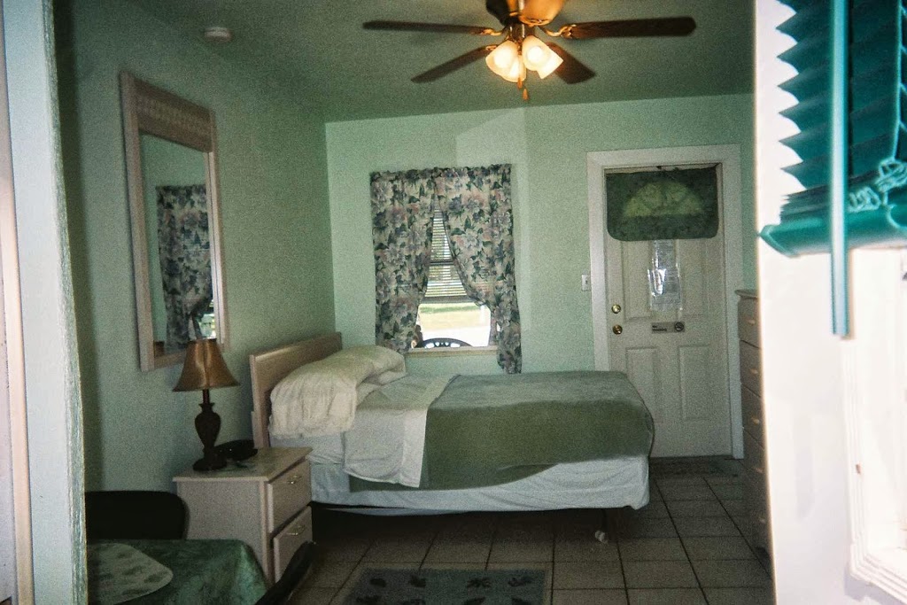 Connollys Emerald Cove Motel | 3311 US-41, Palmetto, FL 34221, USA | Phone: (941) 723-2451