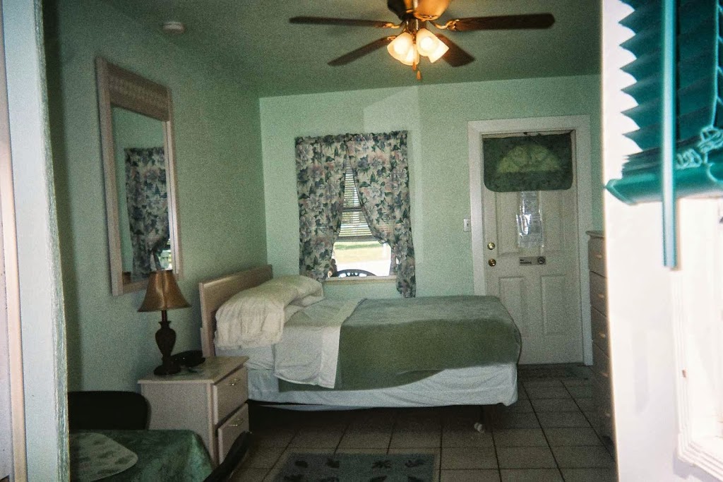 Connollys Emerald Cove Motel | 3311 US-41, Palmetto, FL 34221 | Phone: (941) 723-2451