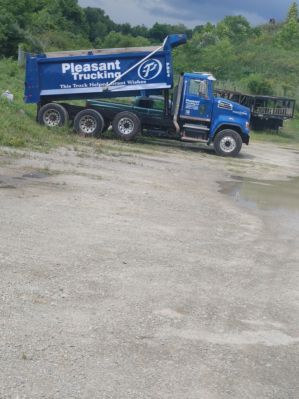 Pleasant Trucking Inc | 2250 Industrial Dr, Connellsville, PA 15425, USA | Phone: (800) 245-2402