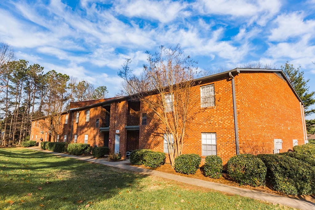 Colonial Apartments | 400 Burlingate Dr, Greensboro, NC 27407, USA | Phone: (336) 895-1846