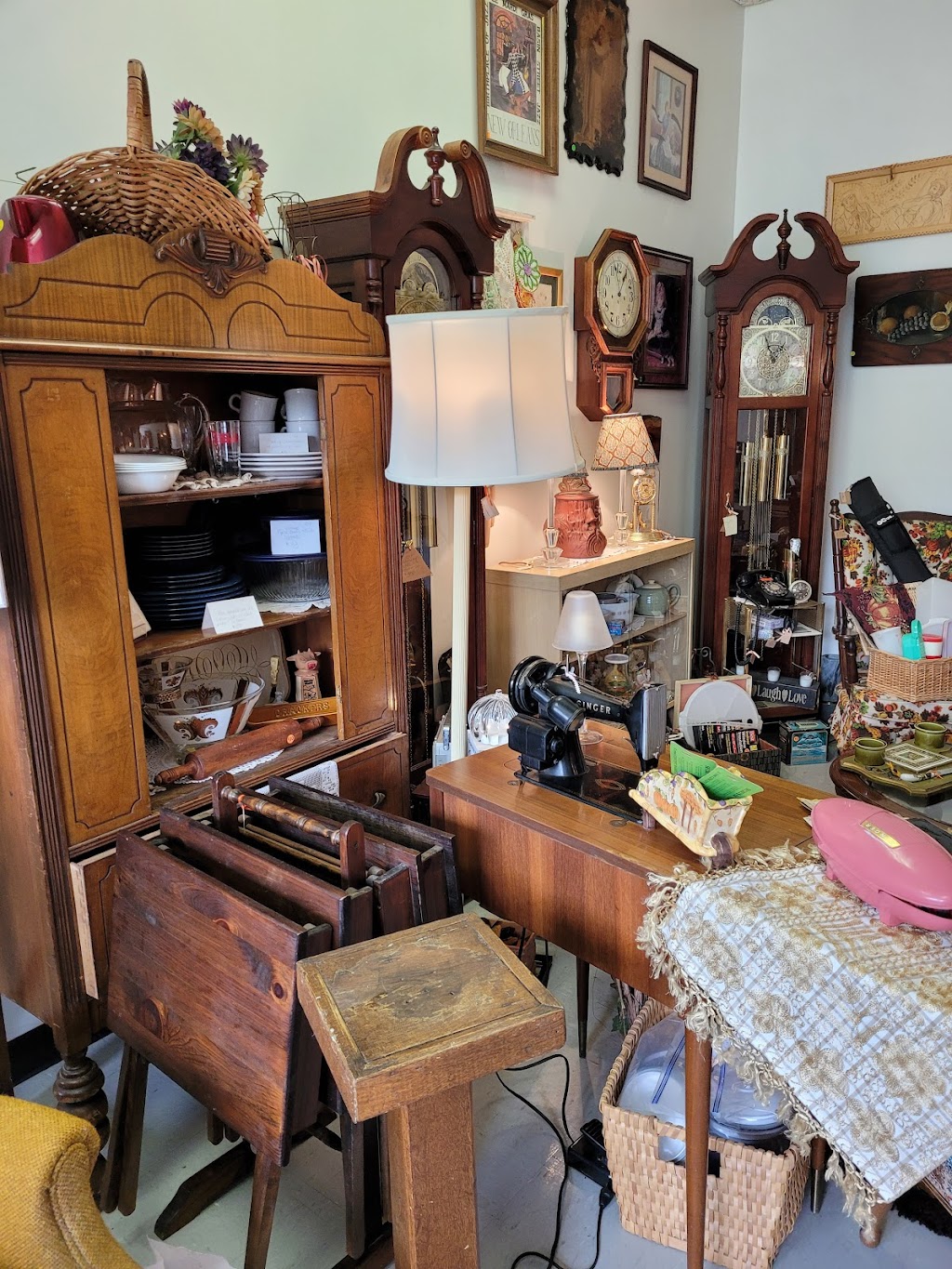 Schoolhouse Rocks Antiques LLC | 1069 Sun Valley Rd, Irwin, PA 15642, USA | Phone: (412) 742-2754