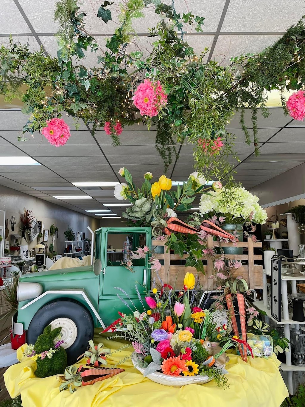 Paulines Flowers & Gifts | 106 W Garza St, Slaton, TX 79364, USA | Phone: (806) 828-6275