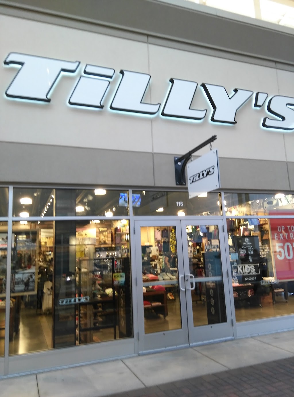 Tillys | 3995 Eagan Outlets Pkwy, Eagan, MN 55122, USA | Phone: (952) 229-5045