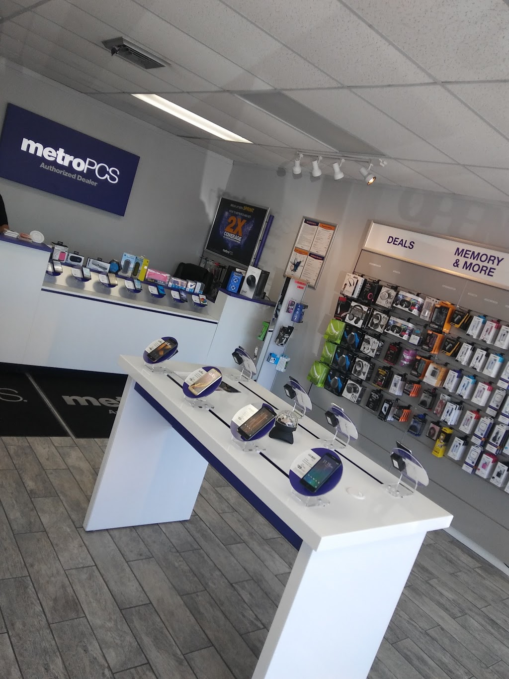 Metro by T-Mobile | 25434 Ford Rd, Dearborn Heights, MI 48127, USA | Phone: (313) 429-9250