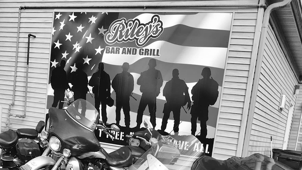 Rileys Bar & Grill | 1314 W Wisconsin St, Portage, WI 53901, USA | Phone: (608) 742-1004