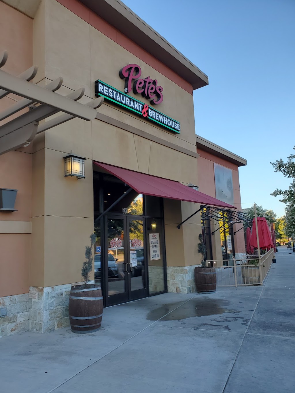 Petes Restaurant & BrewHouse | 881 Lifestyle St, Manteca, CA 95337, USA | Phone: (209) 825-4200