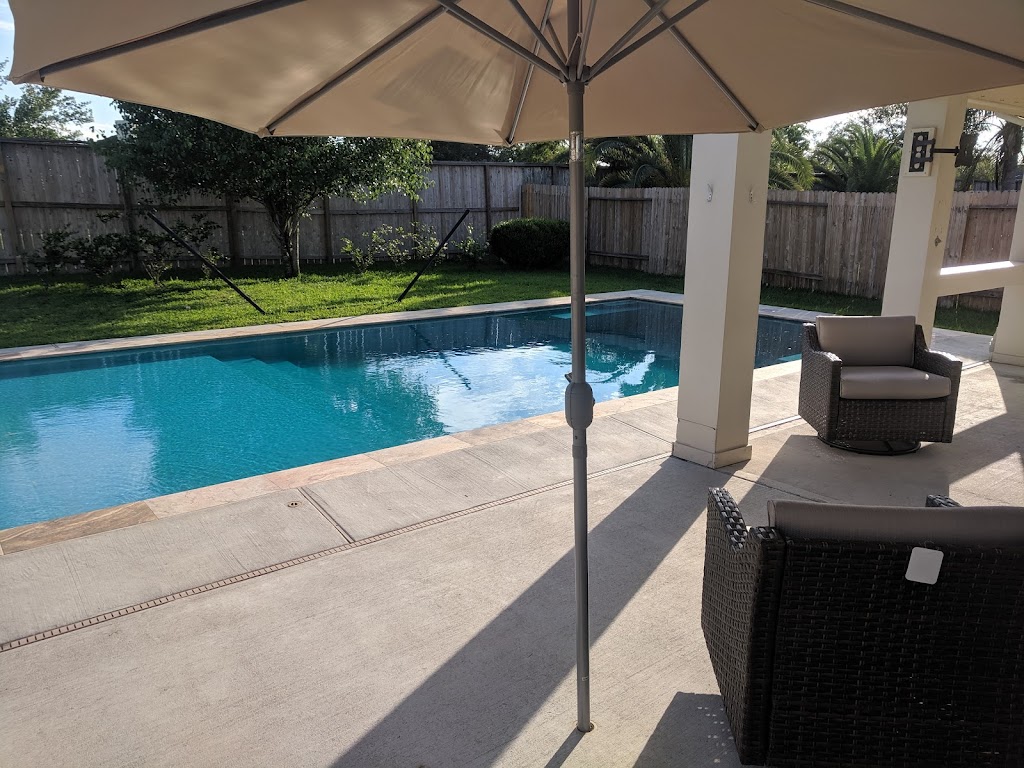 Wills Private Pool Getaway | 157 Rustic Colony Ln, Dickinson, TX 77539, USA | Phone: (866) 477-2231