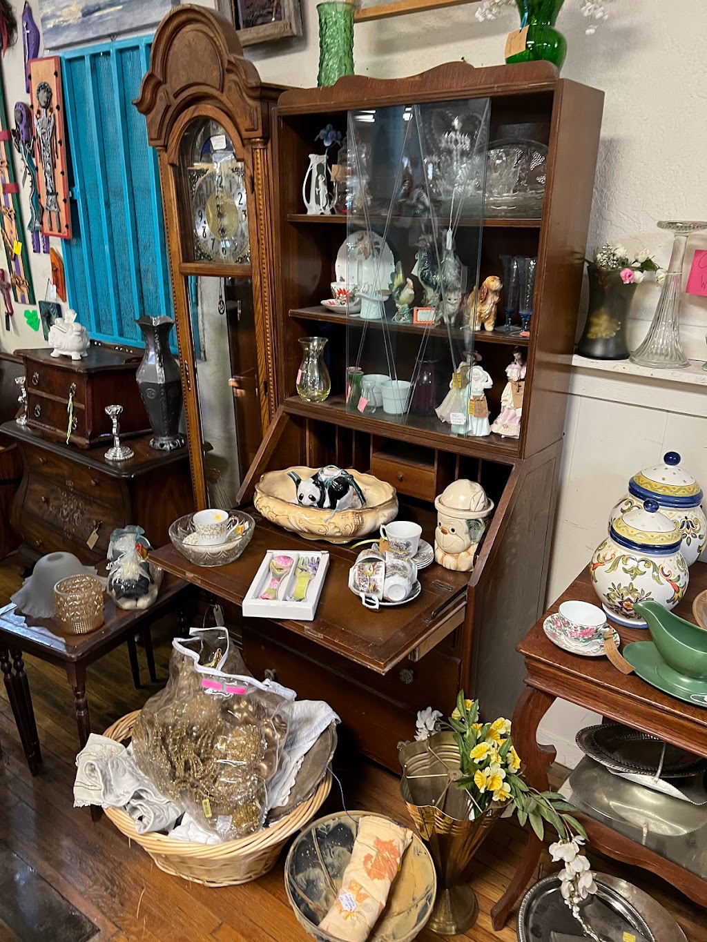 Camino Real Antiques | 1101 Camino Del Pueblo, Bernalillo, NM 87004 | Phone: (505) 867-7448