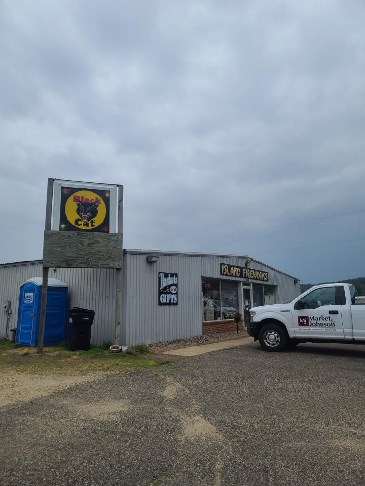 Island Fireworks Company Inc. | N1597 County Rd VV, Hager City, WI 54014 | Phone: (715) 792-5513