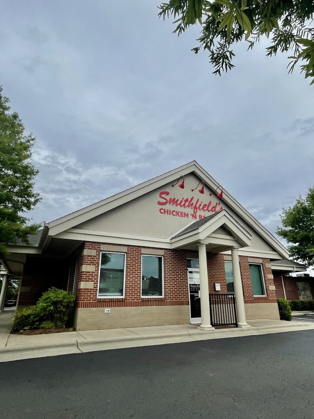 Smithfields Chicken N Bar-B-Q | 14215 US-64, Siler City, NC 27344, USA | Phone: (919) 663-4333