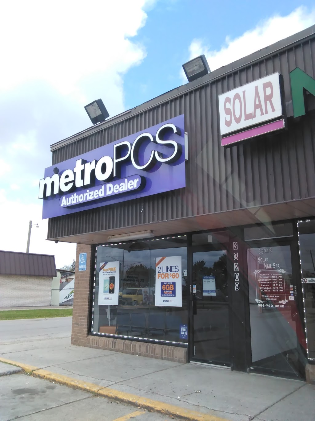 Metro by T-Mobile | 33209 S Gratiot Ave, Clinton Twp, MI 48035, USA | Phone: (586) 790-6900