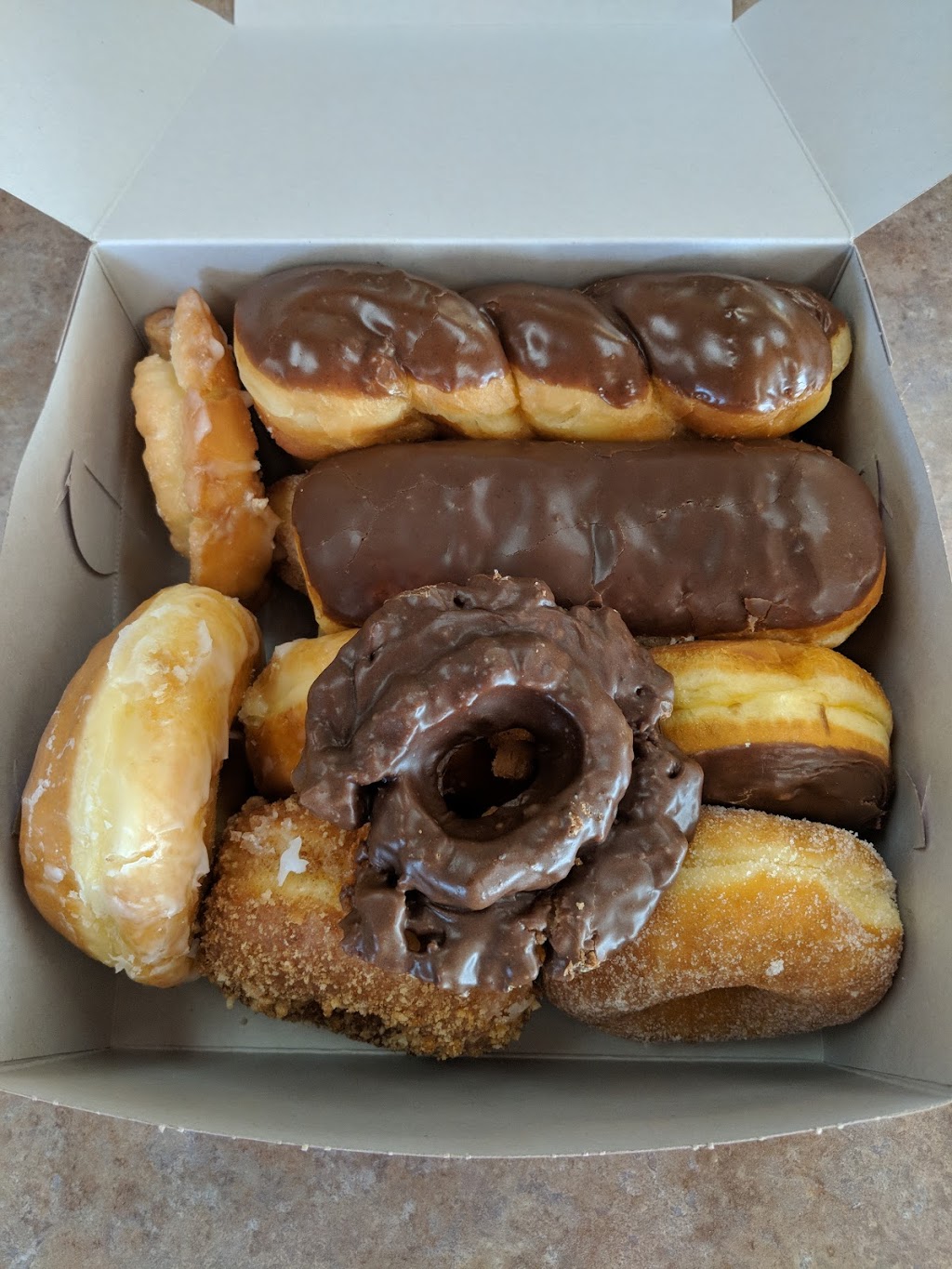 Golden Donut Place | 504 Foothill Blvd, La Cañada Flintridge, CA 91011, USA | Phone: (818) 952-4033