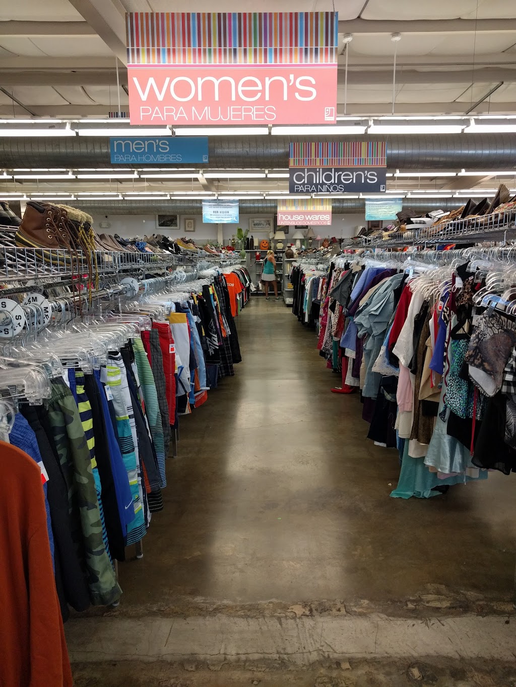 Goodwill Central Texas Lake Austin Store | 2411 Lake Austin Blvd, Austin, TX 78703, USA | Phone: (512) 478-6711